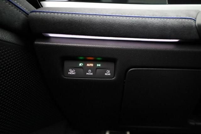 Volkswagen Passat Variant 2.0 TSI 150 kW R-Line DSG Black, Pano, AHK, Navi, IQ.Light, Side, Kamera, el. Klappe, 19-Zoll, 5 J.-Garantie 