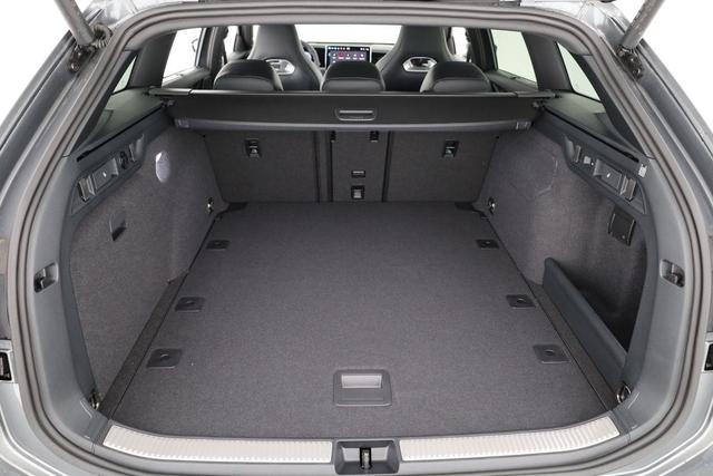 Volkswagen Passat Variant 2.0 TSI 150 kW R-Line DSG Black, Pano, AHK, Navi, IQ.Light, Side, Kamera, el. Klappe, 19-Zoll, 5 J.-Garantie 