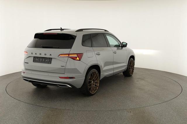 Skoda Karoq Sportline 4x4 2.0 TSI DSG 4x4, Pano, AHK, Navi, Matrix, el. Klappe, FS-beheizbar, 19-Zoll, 1. Hand 