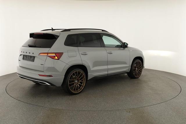Skoda Karoq Sportline 4x4 2.0 TSI DSG 4x4, Pano, AHK, Navi, Matrix, el. Klappe, FS-beheizbar, 19-Zoll, 1. Hand 