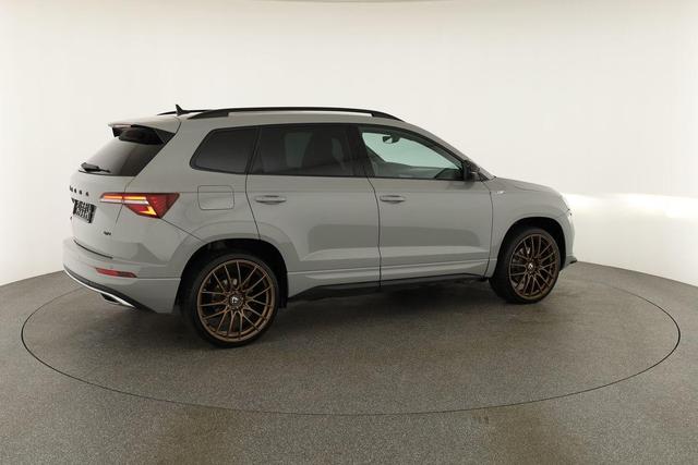 Skoda Karoq Sportline 4x4 2.0 TSI DSG 4x4, Pano, AHK, Navi, Matrix, el. Klappe, FS-beheizbar, 19-Zoll, 1. Hand 