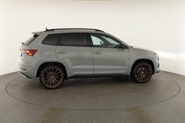 Skoda Karoq Sportline 4x4 2.0 TSI DSG 4x4, Pano, AHK, Navi, Matrix, el. Klappe, FS-beheizbar, 19-Zoll, 1. Hand 