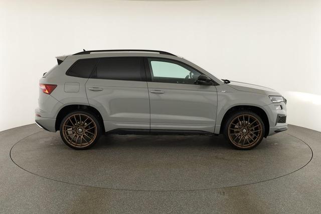 Skoda Karoq Sportline 4x4 2.0 TSI DSG 4x4, Pano, AHK, Navi, Matrix, el. Klappe, FS-beheizbar, 19-Zoll, 1. Hand 