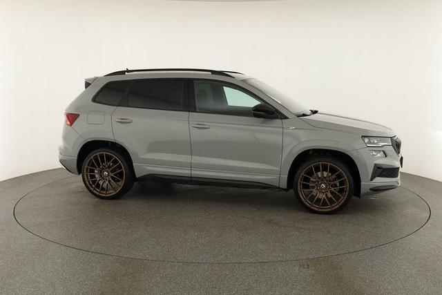 Skoda Karoq Sportline 4x4 2.0 TSI DSG 4x4, Pano, AHK, Navi, Matrix, el. Klappe, FS-beheizbar, 19-Zoll, 1. Hand 
