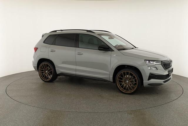 Skoda Karoq Sportline 4x4 2.0 TSI DSG 4x4, Pano, AHK, Navi, Matrix, el. Klappe, FS-beheizbar, 19-Zoll, 1. Hand 