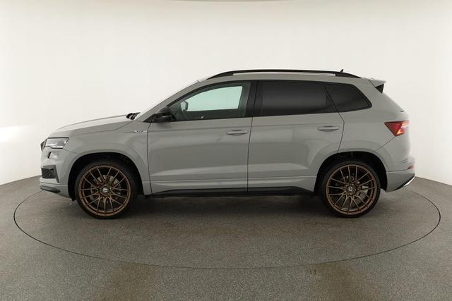 Skoda Karoq Sportline 4x4 2.0 TSI DSG 4x4, Pano, AHK, Navi, Matrix, el. Klappe, FS-beheizbar, 19-Zoll, 1. Hand 