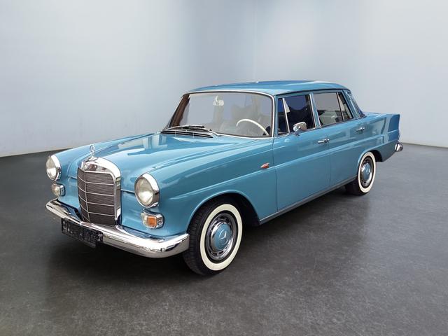 Mercedes-Benz 230 - w110