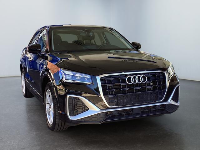 Audi / Q2 / Schwarz / / / 