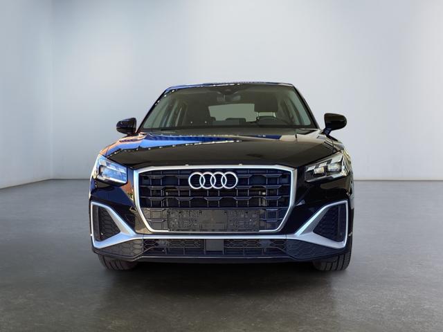 Audi / Q2 / Schwarz / / / 
