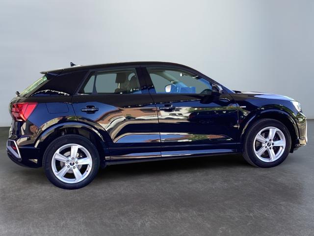 Audi / Q2 / Schwarz / / / 