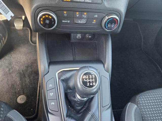 Ford Focus Cool /1 Jahr Garantie/TÜV Neu /1.Hand/NAVI 