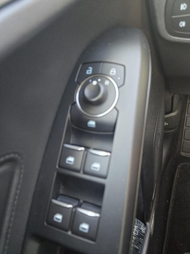 Ford Focus Cool /1 Jahr Garantie/TÜV Neu /1.Hand/NAVI 