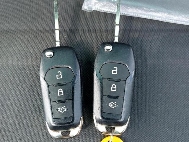 Ford Fiesta Titanium/1. HAND/ 1 Jahr Garantie / TÜV NEU /Kamera 