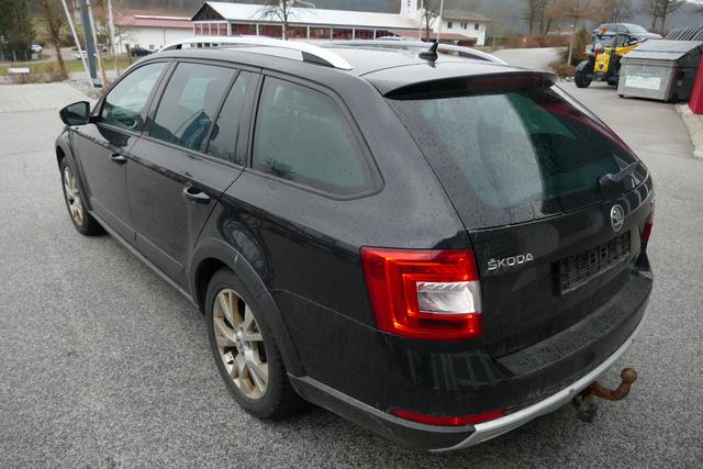 Skoda Octavia Scout 2.0 TDI 4x4 Allrad AHK NAVI Kamera PCD vo+hi Bi-Xenon Alcantara/Leder 