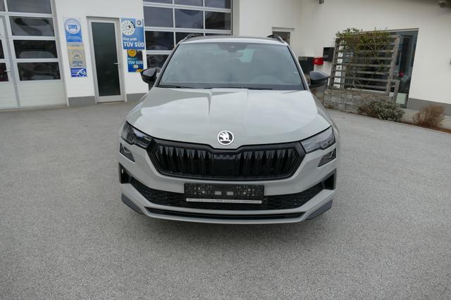 Skoda Karoq Sportline 1.5 TSI DSG 150 PS AHK DCC Virtualles Pedal el.H. Matrix-LED Navi Dopp. Ladeboden Notrad Virtual Cockpit SHZ beh.Lenkrad ACC Facelift 
