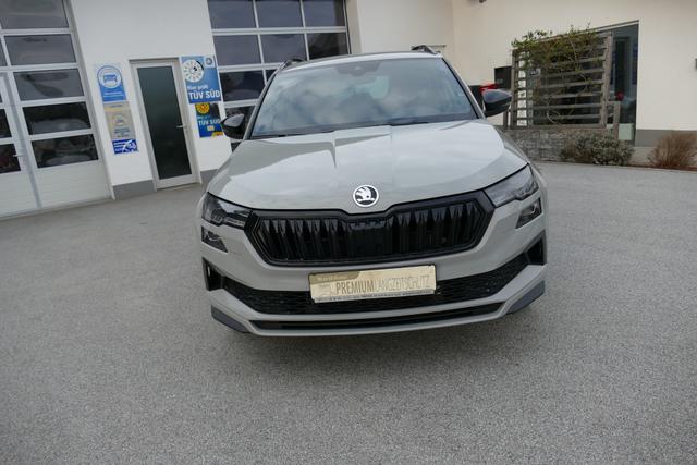 Skoda Karoq Sportline 1.5 TSI DSG 150 PS AHK DCC Virtualles Pedal el.H. Matrix-LED Navi Dopp. Ladeboden Notrad Virtual Cockpit SHZ beh.Lenkrad ACC Facelift 