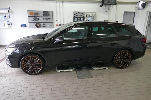 Cupra Leon Sportstourer ST 2.0 TSI DSG 4Drive 204 PS AHK Matrix 19" Mistral Kupfer Dynamic Design Navi SHZ Intelligent Drive Edge Paket 5JG 