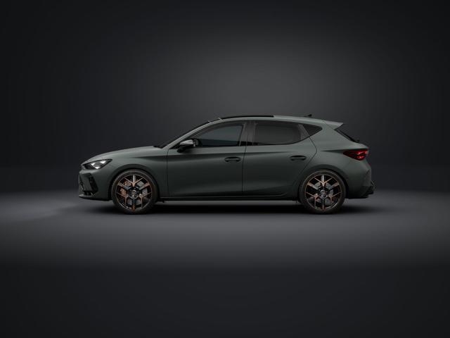 Cupra Leon VZ Extreme 2.0 TSI DSG 300 PS Pano 19"HailstormCopper Matrix Navi 5JG Carbon Spiegelkappen schwarz 