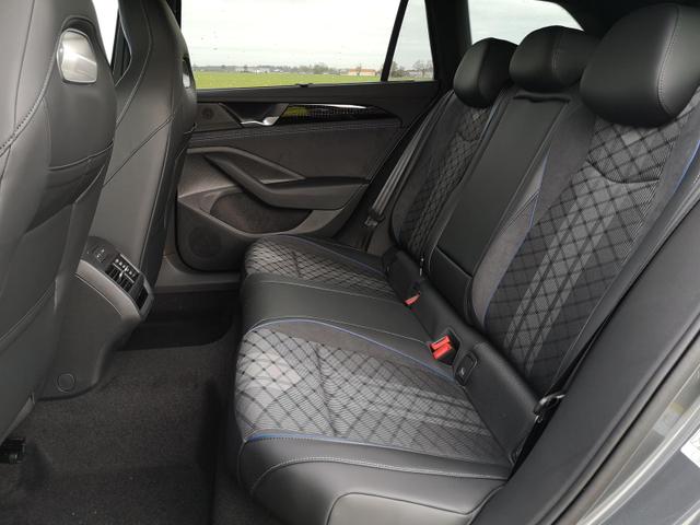 Volkswagen Passat Variant 2.0 TDI 142 kW 4Motion R-Line DSG Head Up AHK Navi 