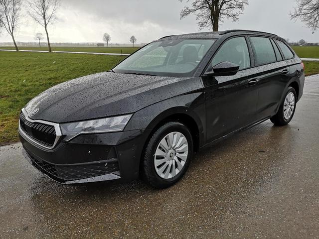 Skoda Octavia Combi - Essence Kombi 1.5 TSI DSG AHK Sitzh LED GRA GV5