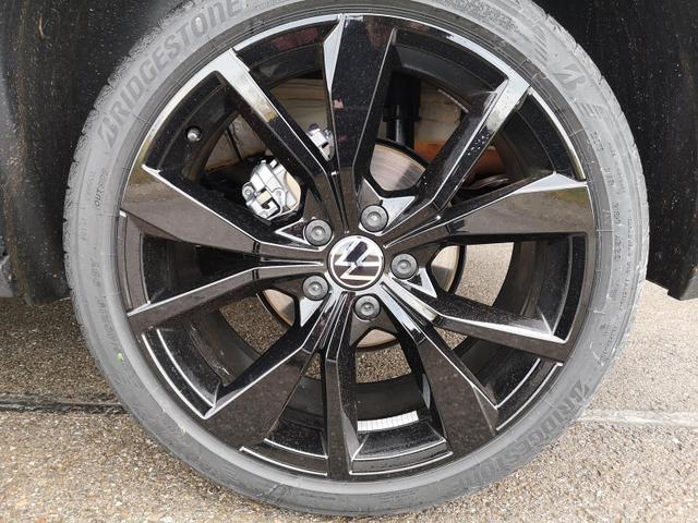 Volkswagen T-Roc - R-Line 1.5TSI DSG AHK Pano ACC 19 Zoll schwarz