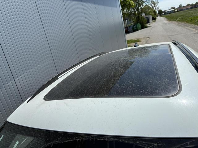 Volkswagen Tiguan 2.0 TDI 110 kW R-Line DSG Head Up Black 360 AHK 