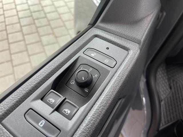 Volkswagen T6.1 Multivan Family FWD 