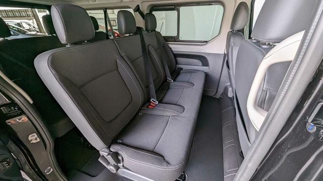 Renault Trafic III Combi 2,0 dCi EDC 8-Sitzer DAB LED NAVI PDC RFK SHZ 