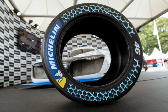 Mit alten Alu-Dosen zur Nachhaltigkeit - Michelin Rennreifen-Concept 46