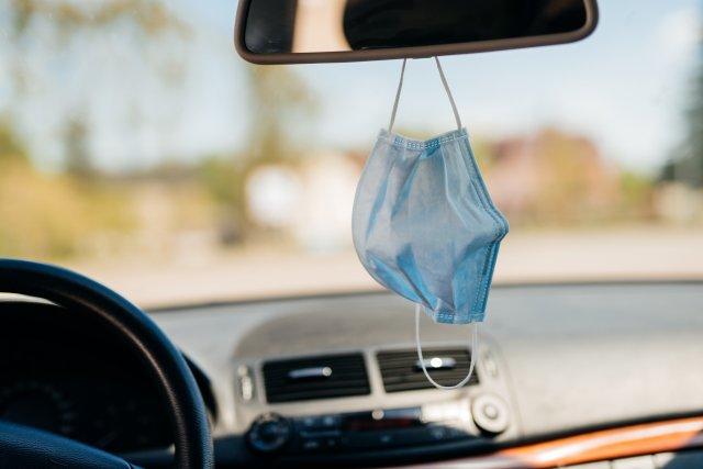 Besser im Handschuhfach als am Rückspiegel - Tipp: Alltagsmaske im Auto aufbewahren