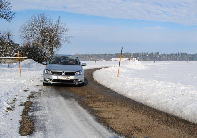 Mit vereisten Flächen rechnen - Autofahren bei Schnee