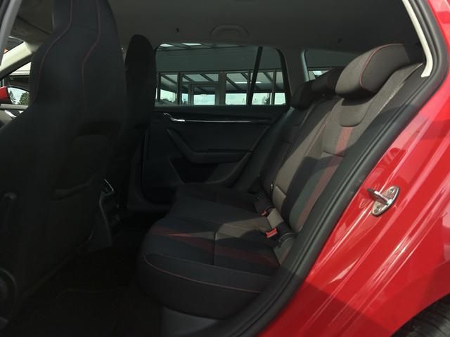 Skoda Octavia Combi 2.0 TDI Style NAVI LED AHK SHZ PDC 