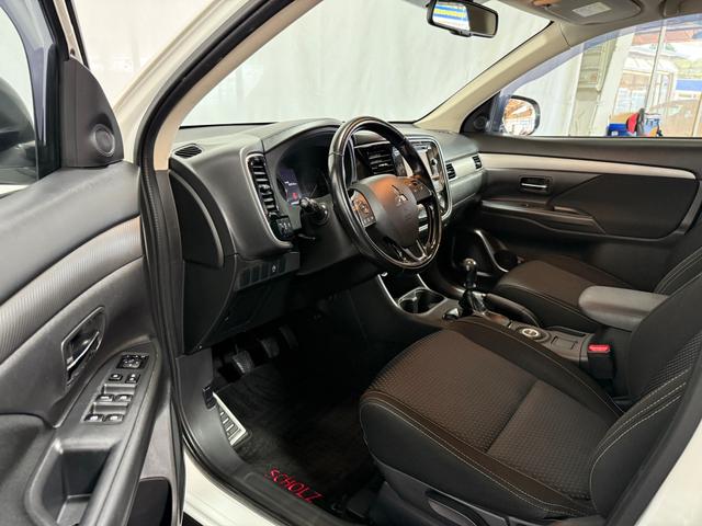 Mitsubishi Outlander 2.2 DI-D Plus 4WD KeyGo RFK AHK 7.Sitzer 