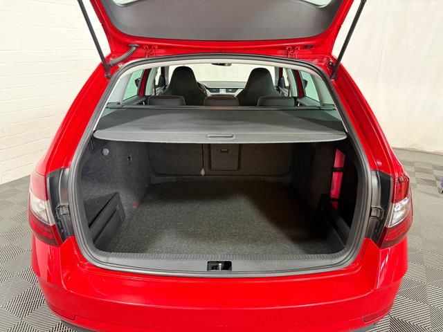 Skoda Octavia Combi 2.0 TDI Style NAVI LED AHK SHZ PDC 