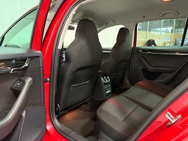 Skoda Octavia Combi 2.0 TDI Style NAVI LED AHK SHZ PDC 