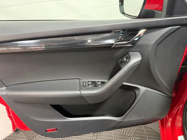 Skoda Octavia Combi 2.0 TDI Style NAVI LED AHK SHZ PDC 