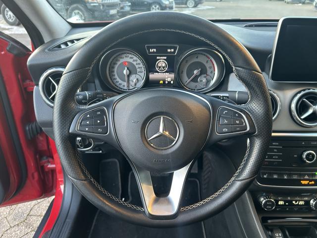 Mercedes-Benz GLA 200d URBAN 4Matic Night NAVI AHK STH SHZ 