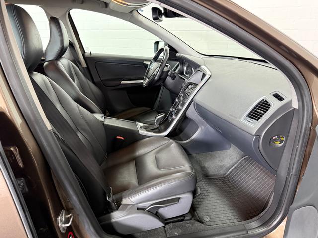 Volvo XC60 D4 2WD Aut. Momentum LEDER NAVI SHZ AHK STH 
