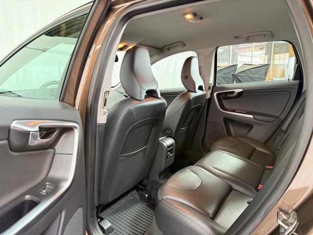 Volvo XC60 D4 2WD Aut. Momentum LEDER NAVI SHZ AHK STH 