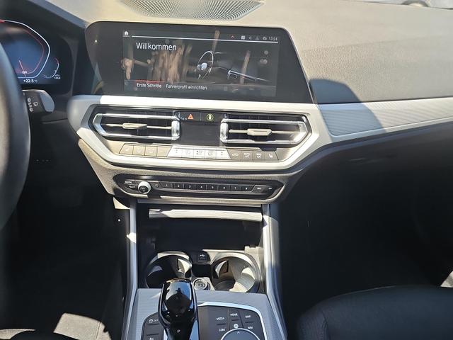 BMW 3er 320 d xDrive Advantage 320d Touring / Navi Induktiv. 
