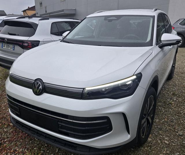 Volkswagen Tiguan - Life Plus 1.5 TSi 204 PS eHybrid Vollausstattung inkl. Permutt-Lack, AHK, 19" Alus, Ledersitze, el. Heckklappe, LED-Plus-Scheinwerfer, Sitz- und Lenkradheizung, Keyless, Alarmanlage, Reling silber, Scheiben hi. abgedunkelt, 5 J. Garantie
