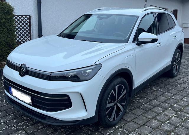 Volkswagen Tiguan - Life Plus 1.5 TSi 204 PS eHybrid Vollausstattung inkl. Permutt-Lack, AHK, 19" Alus, Ledersitze, el. Heckklappe, LED-Plus-Scheinwerfer, Sitz- und Lenkradheizung, Keyless, Alarmanlage, Reling silber, Scheiben hi. abgedunkelt, 5 J. Garantie