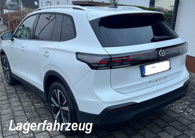Volkswagen Tiguan - Life Plus 1.5 TSi 204 PS eHybrid Vollausstattung inkl. Permutt-Lack, AHK, 19" Alus, Ledersitze, el. Heckklappe, LED-Plus-Scheinwerfer, Sitz- und Lenkradheizung, Keyless, Alarmanlage, Reling silber, Scheiben hi. abgedunkelt, 5 J. Garantie