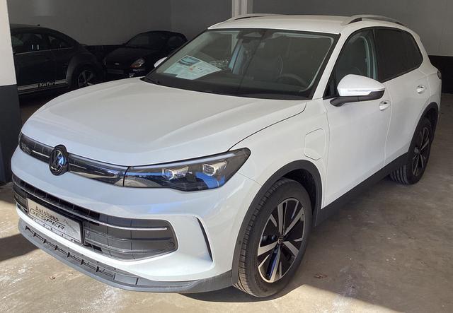 Volkswagen Tiguan - Life Plus 1.5 TSi 204 PS eHybrid Vollausstattung inkl. Permutt-Lack, AHK, 19" Alus, Ledersitze, el. Heckklappe, LED-Plus-Scheinwerfer, Sitz- und Lenkradheizung, Keyless, Alarmanlage, Reling silber, Scheiben hi. abgedunkelt, 5 J. Garantie