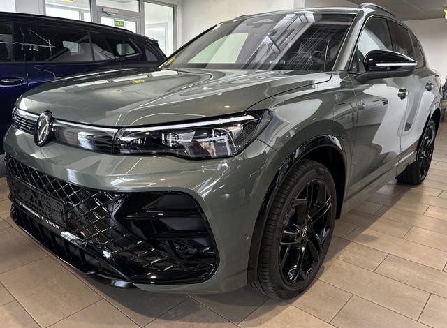 Volkswagen Tiguan - R-Line 1.5 TSi 272 PS eHybrid inkl. AHK, el. Heckklappe, Head-up-Display, HD-Matrix-LED-Scheinwerfer, Sitz- und Lenkradheizung, 360&deg; Kamera, 32 cm Touchscreen, Einparkhilfe vo. u. hi. &bdquo;Park Assist Pro&ldquo; mit Fernparkfunktion, 5 Jahre Garantie..