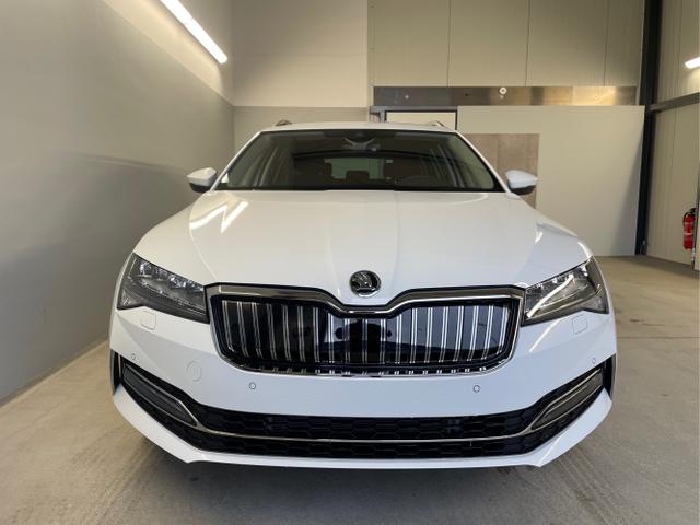 Skoda Superb Combi - Style Light Assist+Frontscheibe beheizbar+AHK+Ambiente