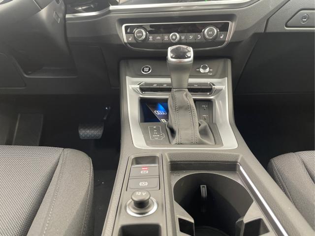 Audi / Q3 / Weiß / / / AHK+LED+Navi+Kamera+GVL 36 Mon