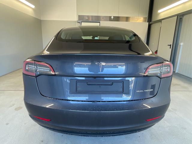 Tesla / Model 3 / Silber / / / 366kW / 498PS