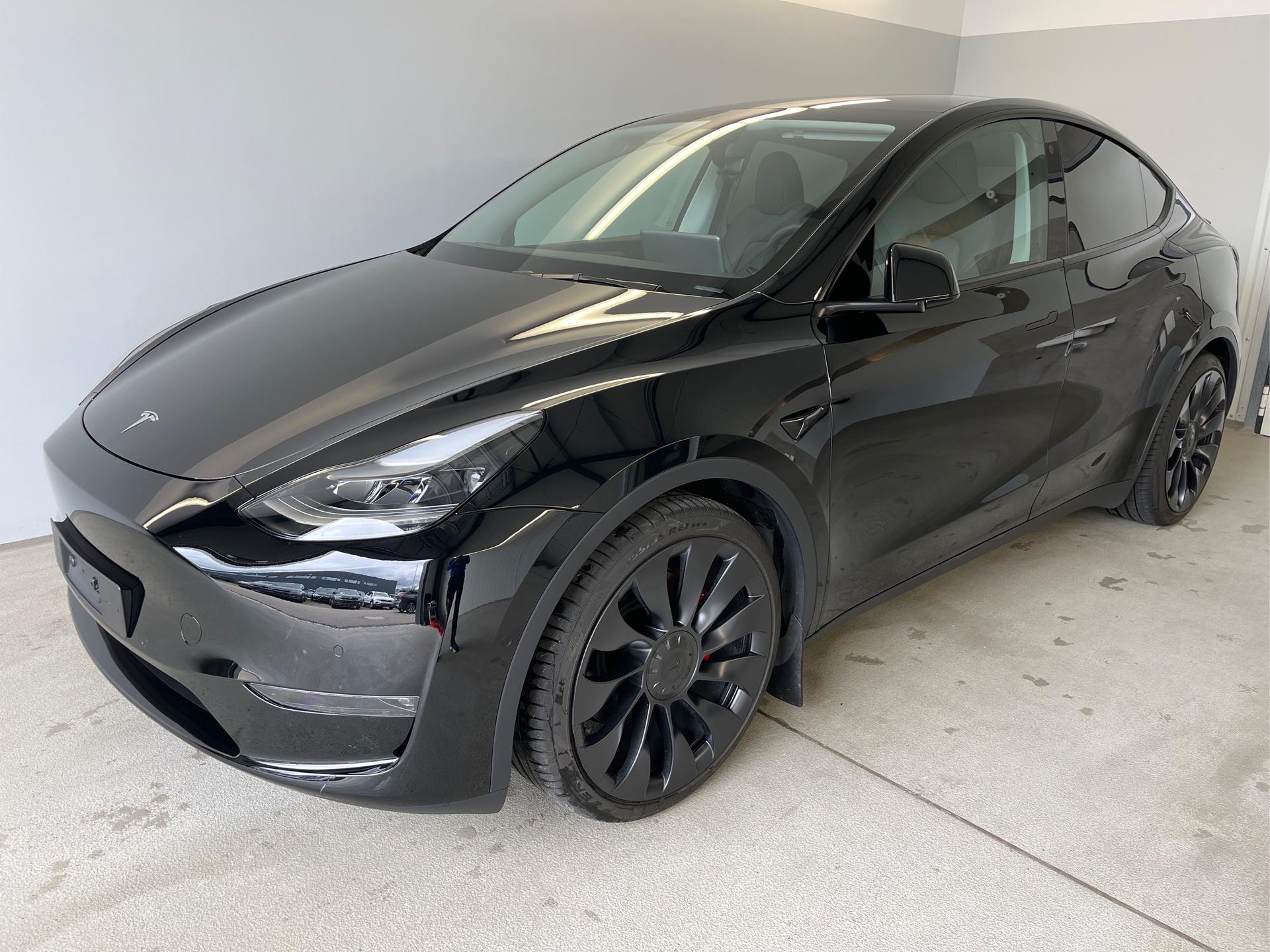 Tesla / Model Y / Schwarz /  /  / 393kW / 534PS
