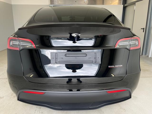 Tesla / Model Y / Schwarz / / / 393kW / 534PS